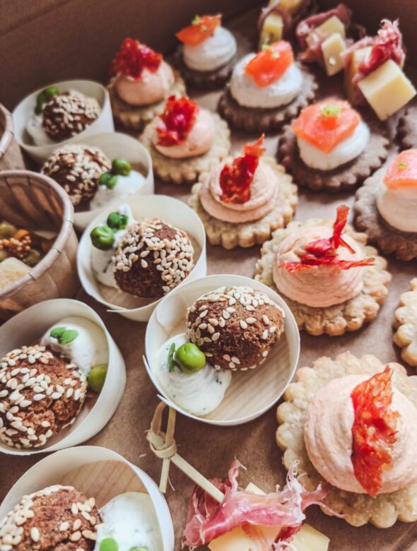 Cocktail pièces cocktail salées réalisées par Cuisine & Racines Bouchées salées de saison